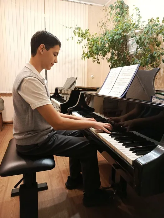 photo_5233316907883106198_y